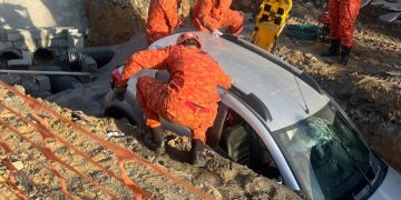 Carro cai em cratera durante obras do projeto MUVI em São Gonçalo