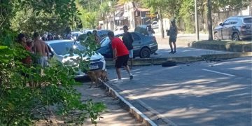 Carro colide com poste na Estrada Caetano Monteiro em Niterói, causando interdição
