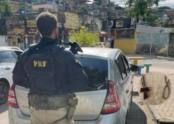 PRF apreende carro adulterado na Rodovia Presidente Dutra em São João de Meriti