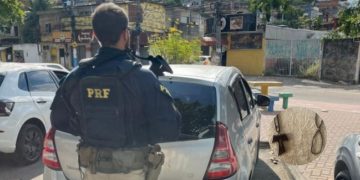 PRF apreende carro adulterado na Rodovia Presidente Dutra em São João de Meriti