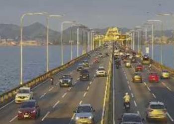 Acidente na Ponte Rio-Niterói deixa dois feridos após colisão envolvendo carro e moto