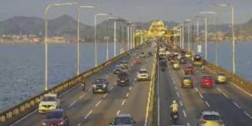 Acidente na Ponte Rio-Niterói deixa dois feridos após colisão envolvendo carro e moto