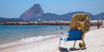 Inea recomenda evitar banho de mar 24 horas após chuvas para garantir segurança