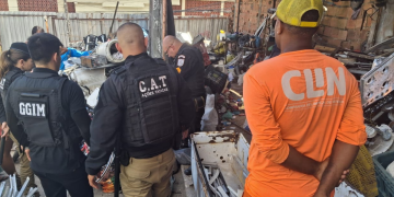 Mulher é presa com munições e materiais suspeitos em ferro-velho irregular na Zona Norte de Niterói