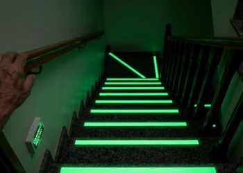 Fitas antiderrapantes fotoluminescentes aumentam segurança em escadas no Rio de Janeiro