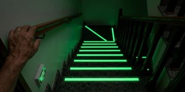 Fitas antiderrapantes fotoluminescentes aumentam segurança em escadas no Rio de Janeiro