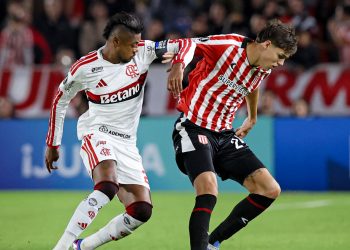 Flamengo empata com Estudiantes e Arrascaeta sofre fratura na clavícula