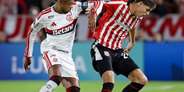 Flamengo empata com Estudiantes e Arrascaeta sofre fratura na clavícula