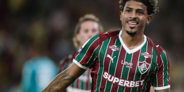 Fluminense vence Chapecoense com gol de John Kennedy e mantém disputa pela liderança