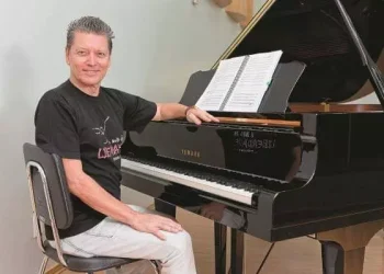 Fernando Bicudo, figura central na cultura do Rio, completa 79 anos de atuação no Theatro Municipal