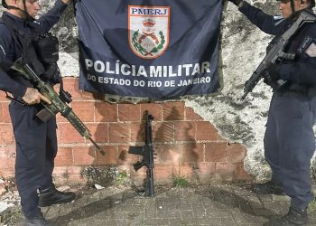 Polícia apreende fuzil na divisa entre São Gonçalo e Niterói durante operação contra o tráfico