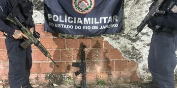 Polícia apreende fuzil na divisa entre São Gonçalo e Niterói durante operação contra o tráfico