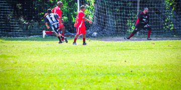 Grenal solidário reúne ex-jogadores em São Gonçalo e arrecada alimentos