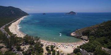 Praia de Grumari, destaque mundial por sua preservação e cenário intocado