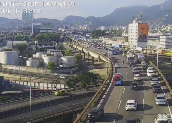 Trânsito na Ponte Rio–Niterói permanece bloqueado por pane mecânica na manhã de terça-feira