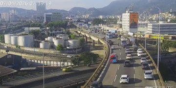 Pane mecânica causa lentidão na Ponte Rio-Niterói e amplia congestionamentos na chegada ao Rio