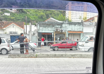 Acidente na Alameda São Boaventura causa trânsito intenso e deixa veículo destruído