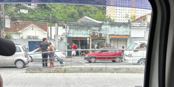 Acidente na Alameda São Boaventura causa trânsito intenso e deixa veículo destruído