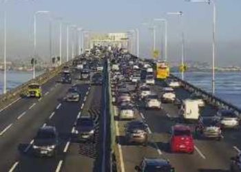 Transito lento na Ponte Rio-Niterói nesta manhã devido a veículo parado na pista