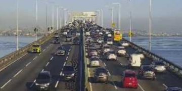 Transito lento na Ponte Rio-Niterói nesta manhã devido a veículo parado na pista