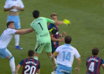 Violência no futebol espanhol: goleiro expulso reage com agressão após confusão