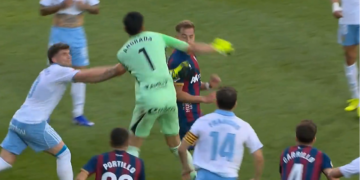Violência no futebol espanhol: goleiro expulso reage com agressão após confusão
