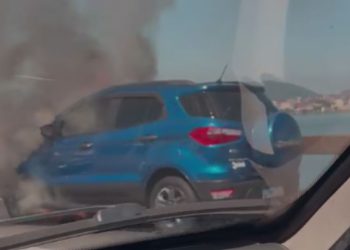 Carro pega fogo na Ponte Rio-Niterói e causa fechamento de pistas