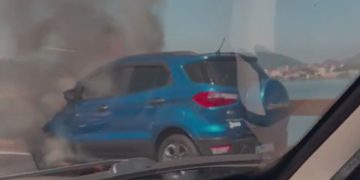 Carro pega fogo na Ponte Rio-Niterói e causa fechamento de pistas