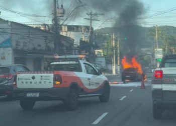 Carro pega fogo na Rua Reverendo Armando Ferreira e causa transtornos no trânsito em Niterói
