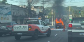 Carro pega fogo na Rua Reverendo Armando Ferreira e causa transtornos no trânsito em Niterói