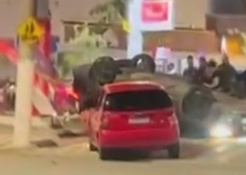 Carro capota dentro de posto na Estrada Francisco da Cruz Nunes, em Niterói