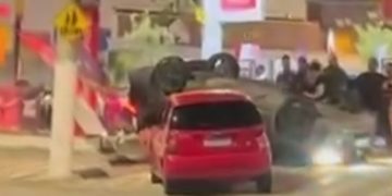 Carro capota dentro de posto na Estrada Francisco da Cruz Nunes, em Niterói