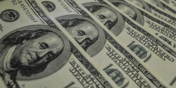 Tensão entre EUA e Irã diminui e leva à queda do dólar e dos preços do petróleo