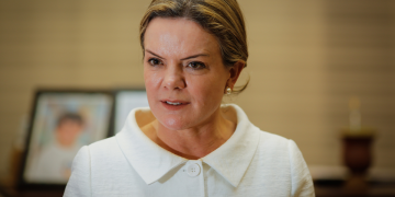 Tribunal condena deputado Gustavo Gayer por ofensas misóginas a Gleisi Hoffmann