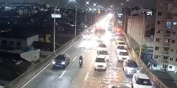 Acidente na Ponte Rio-Niterói provoca fechamento de faixa e congestionamento no feriado