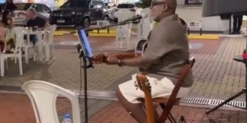 Kleber Lucas é registrado cantando clássico do Legião Urbana em bar no Rio