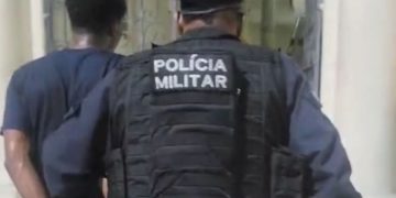 Suspeito de assalto a ônibus é preso após perseguição de populares em Niterói