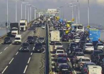Atingido na traseira na Ponte Rio-Niterói, motociclista fica grave e provoca trânsito lento