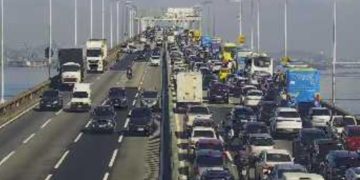 Atingido na traseira na Ponte Rio-Niterói, motociclista fica grave e provoca trânsito lento