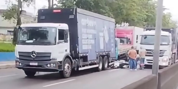 Duas pessoas ficam feridas em colisão entre caminhão e motocicleta na RJ-104 em São Gonçalo