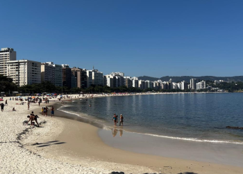 Praias de Niterói lotam em domingo de céu limpo e sol forte na manhã