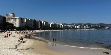 Praias de Niterói lotam em domingo de céu limpo e sol forte na manhã
