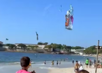 Balão cai no mar de Copacabana, assusta banhistas e é recuperado por baloeiros