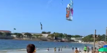 Balão cai no mar de Copacabana, assusta banhistas e é recuperado por baloeiros