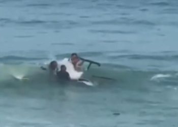 Hélicoptero Robinson R44 faz pouso forçado e tombar no mar na Barra da Tijuca