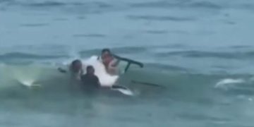 Hélicoptero Robinson R44 faz pouso forçado e tombar no mar na Barra da Tijuca