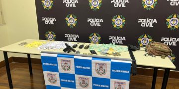 Operação em Niterói prende suspeito e apreende drogas e armas na Comunidade do Sabão