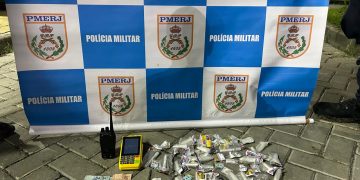 Homem é preso por tráfico com drogas e materiais apreendidos em Niterói