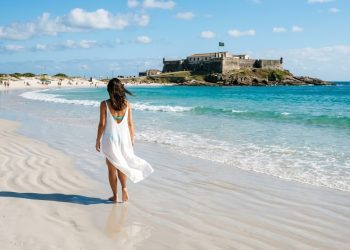 Cabo Frio oferece praias certificadas, história e atrativos acessíveis de Niterói