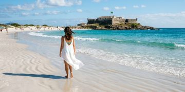 Cabo Frio oferece praias certificadas, história e atrativos acessíveis de Niterói